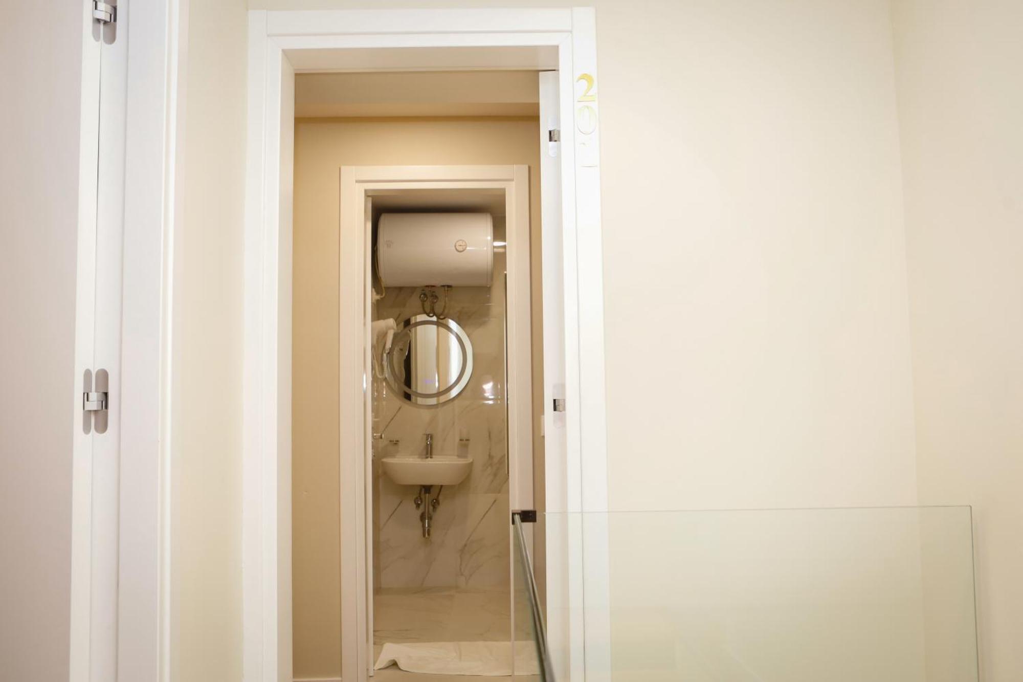Hotel Petite Maison Hermes 3*